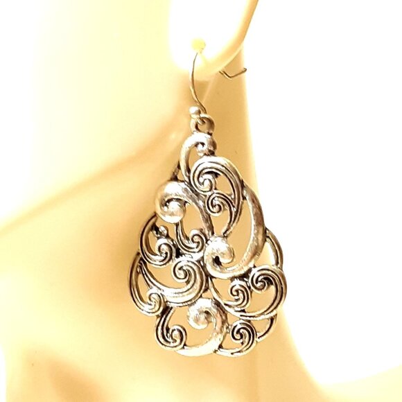 Silvertone Embossed Swirl Drop Pierced Earrings Shepard Hook Vintage - Picture 2 of 3